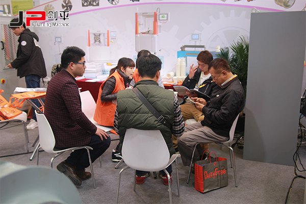 上海劍平動(dòng)平衡機(jī)驚艷亮相中國制冷展現(xiàn)場